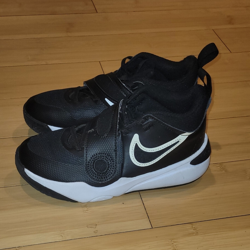 Size 1y Nike BBALL SNEAKER